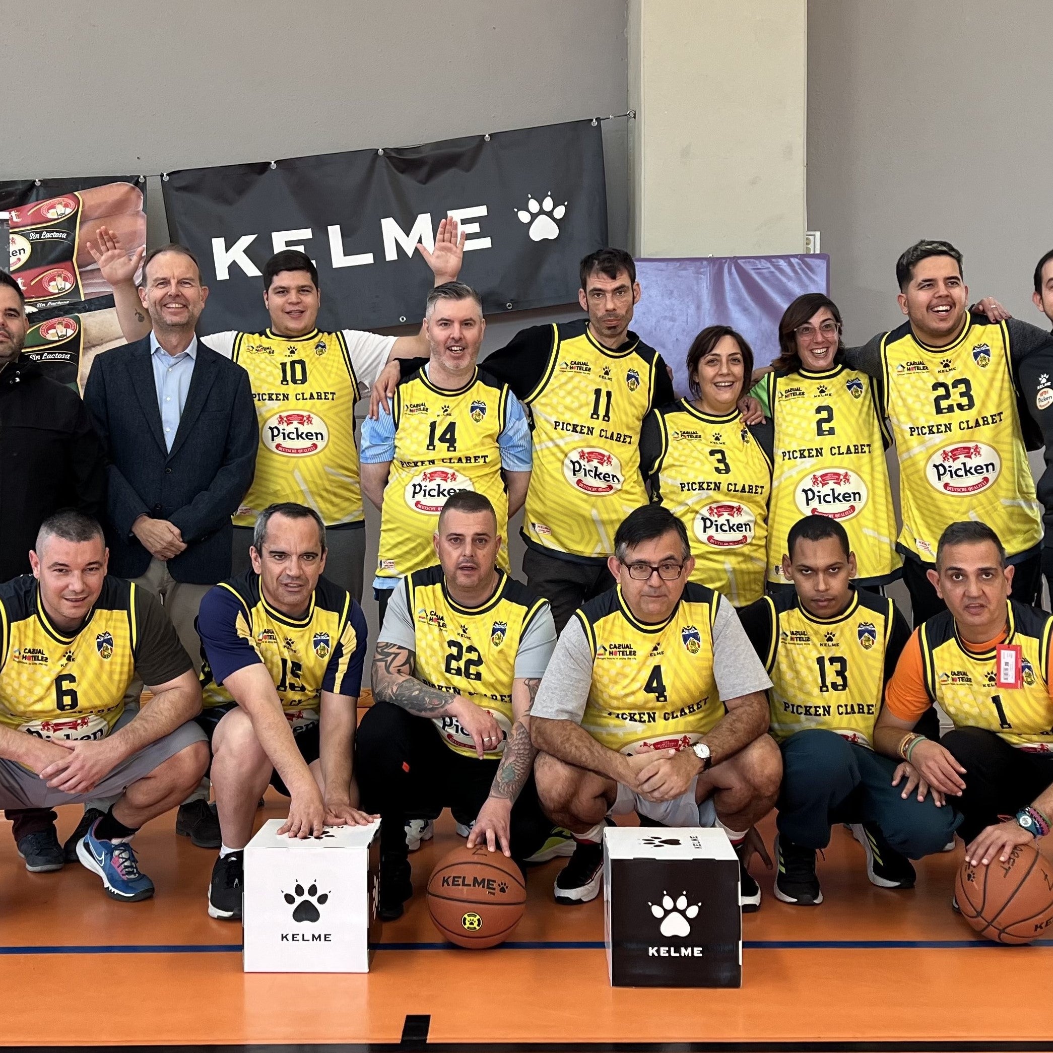 EL EQUIPO INCLUSIVO DEL CLUB DE BALONCESTO PICKEN CLARET EQUIPADO POR KELME
