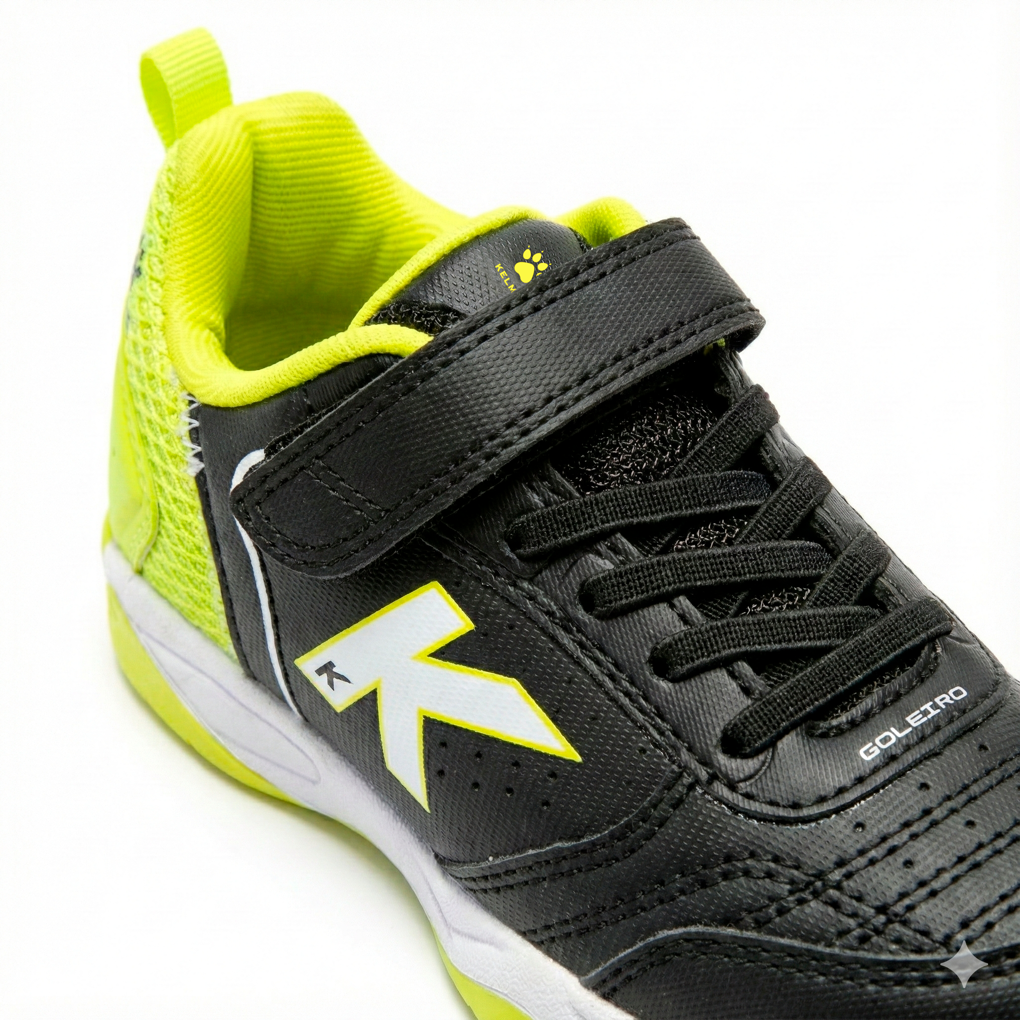 Sapatos de criança elásticos para interior da GOLEIRO, pretos e verde lima.